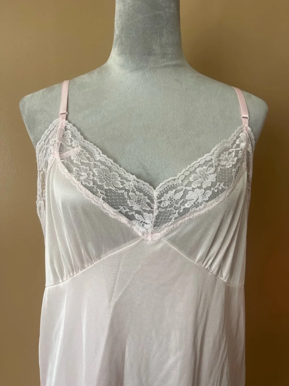 Vintage 1960-1970s Delicate Lace-Trim nightgown in Soft Pink size large (40) - Picture 2 of 7